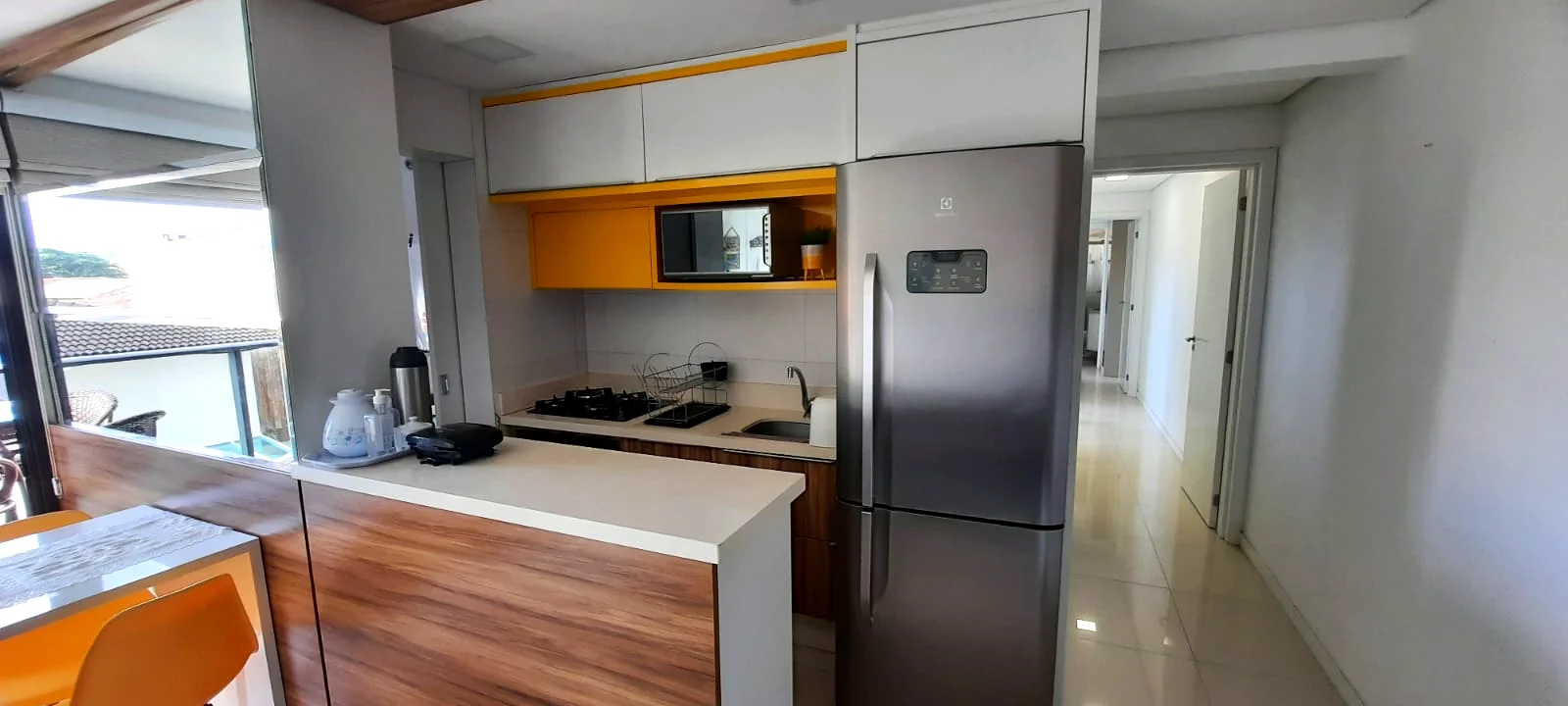 Cozinha e corredor de acesso